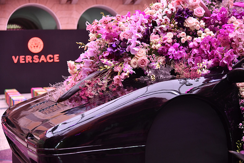 Manifesto Flower Versace car